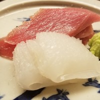 道人 - ③中トロ(石川県能登産、剣先烏賊(長崎県産)
                      梅雨明け前の本鮪、気温が低く漁獲後の処置も良く状態はとても良い
                      夏烏賊との別称もある剣先烏賊の産卵期は春～初秋、旬は初夏～秋、寿命は1年。