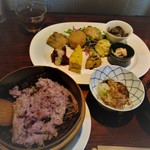 Echigo No Daidokoro Suzukichi - ランチ：野菜スティック、真薯小鉢、肉魚含む温冷惣菜プレート、雑穀米、味噌汁。ご飯おかわり自由♪