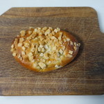 ジカンリョコウ - 料理写真:夏野菜カレーパン(260円)：焼きタイプのカレーパン