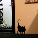 TRACTION book cafe - 店内には何匹かの猫が…