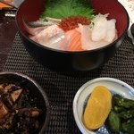 鈴や - 海鮮丼
            ¥900