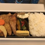 イーション - ハニーマスタードソースのチキンステーキ弁当  799円