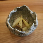 柚木元 - ツキノワグマのシロモツと地物ネマガリタケの塩炒め