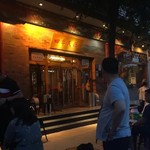 四季民福烤鸭店 - 店の前には行列が