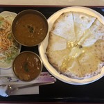 Jyoti - ランチＢセット（850円）+チーズナン（350円）
                        〜カレー２種類はチキンカレーに豆カレーを。それにプレーンナンをチーズナンに変更。