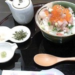 ほっとけや - 「贅沢丼」700円＋税。