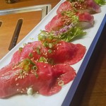 肉料理 KOJIRO - 和牛タテバラ・ミスジの炙り寿司・・・タテバラには山葵がミスジには塩レモン（？）が乗ってます。しゃりが大きめで食べ応えがあります。