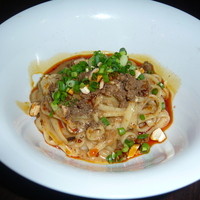 南青山エッセンス - クリーミーな胡麻風味のピリ辛「汁なし坦々麺」