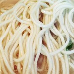 博多ラーメン清水屋 - 麺は細麺ストレート。