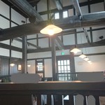 ko-hi-yarampu - 【店内の雰囲気】
                        喫茶店でこの天井の開放感は、なかなか見かけませんね。