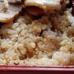 としまや弁当 - チャーシュー弁当のタレのしみたご飯をアップ…