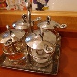 タイ麺　セマクテ - レック麺用の調味料（ナンプラー、酢、唐辛子、砂糖）