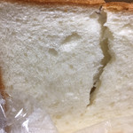 スペイン石窯パン リナータ - 天然酵母食パン295円
ちぎってみると弾力がありフワフワ