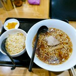 三吉 - ★ラーメンセット 650円 ラーメン300円で有名。作りおきせず、真面目に作ってる。味は普通。