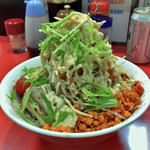 千里眼 - 冷やし中華（少な目）麺130グラム 850円　ヤサイマシガリマヨマシカラメマシショウガの辛揚げ