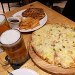 Uncle Don's - 海の幸のピザ（Pizza Frutti de Male）RM16.50、ポークチョップRM12.50、ひんやり冷たいカールスバーグ（Frozen Mug）RM10.95