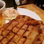 Uncle Don's - しっかりと厚みのあるボリューム満点のポークチョップは、BBQやブラックペッパーなど選べるソースで