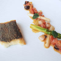 エノテーカ ピンキオーリ 名古屋 - スズキのオリーブ風味焼き　アスパラガスとピッツァイオーラソース