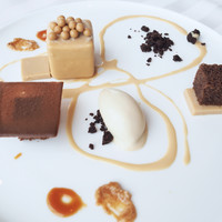 エノテーカ ピンキオーリ 名古屋 - ブロンドチョコレートのキューブ　トンカ豆のジェラート　カカオのビスコット　ピーナッツのプラリネ