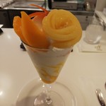 タカノフルーツパーラーパフェリオ - 桃と沖縄マンゴーのパフェ
