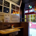 骨付鳥、からあげ、ハイボール がブリチキン。 - 店内光景。