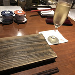 Azabu Tosaka - シャンパンとテーブルセッティング