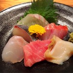 魚河岸 宮武 - （2019年3月）
      お造り盛合せ。
      あま鯛、しまあじ、真鯛、金目鯛、本鮪とろ、つぶ貝。