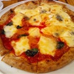ピッツェリア ノーチェ - ピッツァ（マルゲリータとクアトロフォルマッジョのハーフ＆ハーフ）