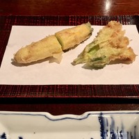 蕎麦懐石 無庵 - 「無庵」のズッキーニの天ぷら、花の部分はパリパリと軽やかで本体部は野菜特有の甘みが広がります。おいしい！！！！！