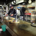 お好み焼き キミッツ - 調理の様子