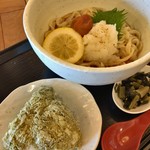 Shinoro Machidukuri Terasu Wakiaiai - 梅しそおろしうどん 700円と富山むすび 200円