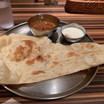 インド定食 ターリー屋 - おかわり ナン もこんなに大きい！！