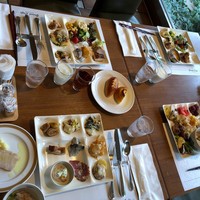グランカフェ - 皆様こんな感じで・・私以外の方々はこの後も追加して色々召し上がっていらっしゃいました。