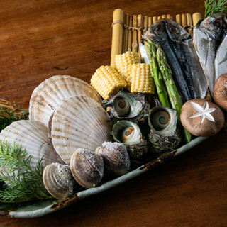 目の前の“かんてき”で焼き上げる、名物「貝鮮焼き」！