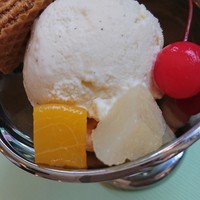 国登録有形文化財 モダン亭太陽軒 - ウェハースと赤いさくらんぼがついたアイスクリーム