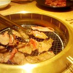 焼肉問屋 牛蔵 - 肩さんかくを焼く