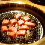 焼肉問屋 牛蔵 - サーロインを焼く