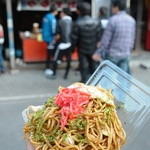 奥多摩の焼きそば - 有名な大盛り焼きそばと屋台風の店頭