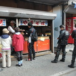 奥多摩の焼きそば - 屋台風の店。行列してマス。
