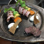 そば くら富 - 前菜の盛り合わせ
      合鴨のコンフィ 蕎麦のチップス 鴨の燻製