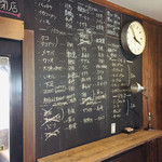亀正くるくる寿司 - 産地が壁の黒板に。