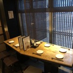 和魚菜 - 広々としたテーブル席。最大12名様まで可能です。