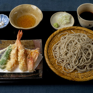 料理人の熟練の技が凝縮された風味豊かな手打ち蕎麦と天麩羅