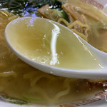 ラーメン 前田家 - 脂多めのスープ