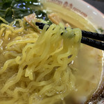 ラーメン 前田家 - 中太の縮れ麺