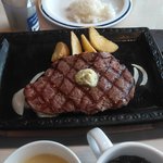 ステーキガスト - ごはん、ステーキ、コーンスープとワカメスープ