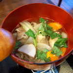 Komeraku - 里芋と牛肉をメインに、大根・人参・白菜・こんにゃく・椎茸・三つ葉が入る。具沢山！