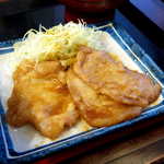 Komeraku - 生姜焼きは片栗粉の薄い衣をまとい、あまじょっぱい味付け。これだけでご飯が一杯いける