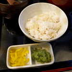 Komeraku - ごはんは麦飯を使用。漬物は「つけものバー」で取り放題♪