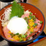 Komeraku - まずはタレを掛け、海鮮丼として楽しむ。刻み沢庵が乗って「トロたく」風の趣